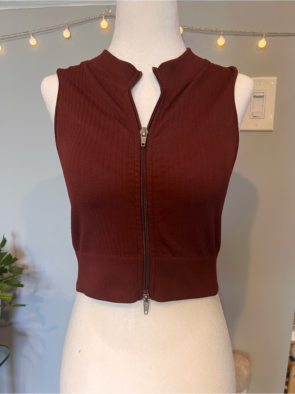 Burgundy ribbed stretch spandex zip up crop top
